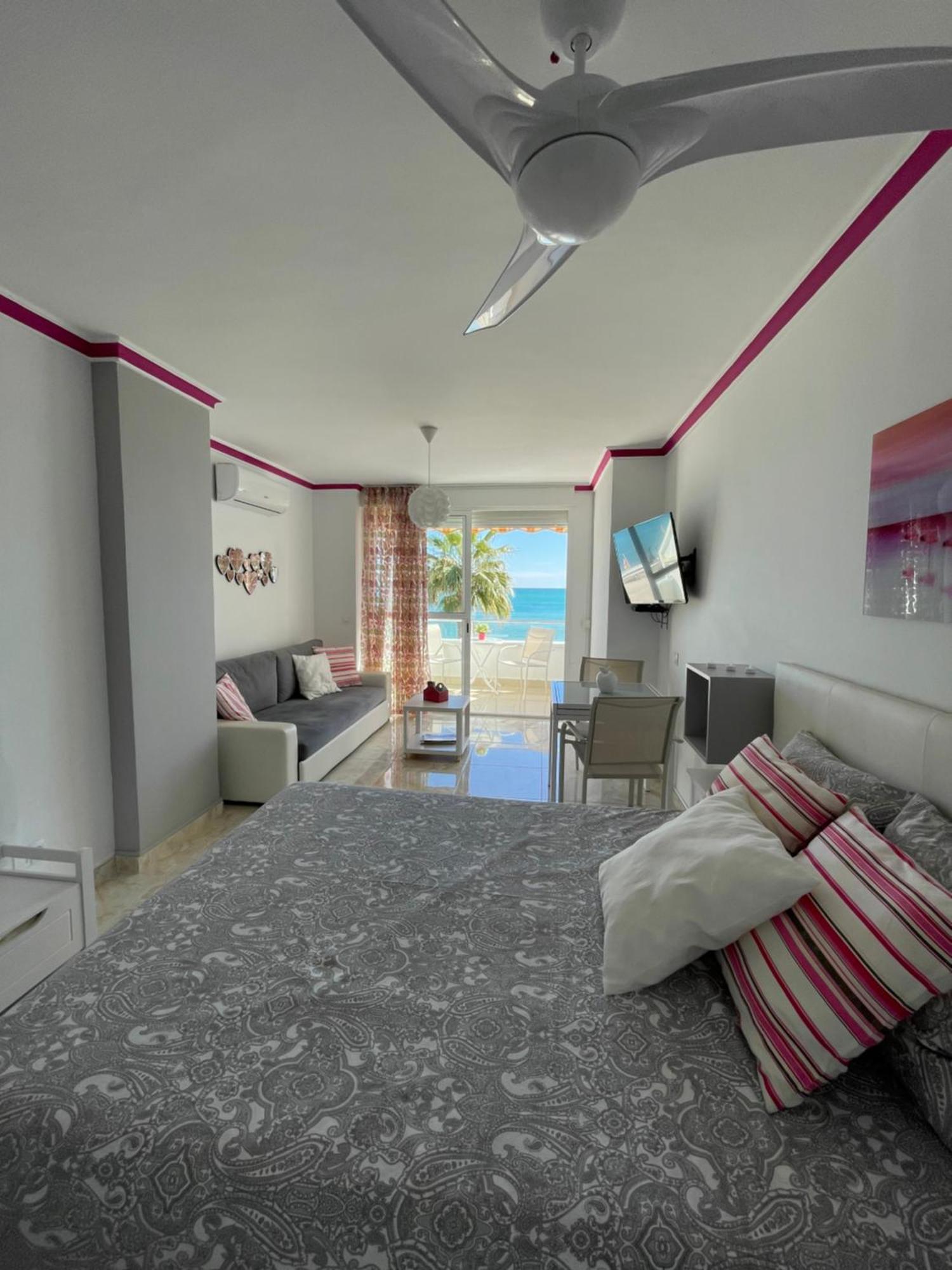 Roca Chica. Studio - First Line Beach Torremolinos Exterior foto